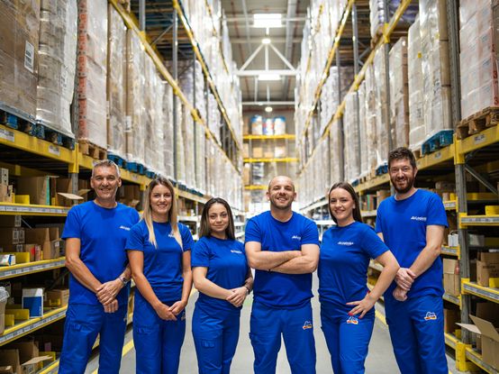 Koleginice i kolege u dm magacinu