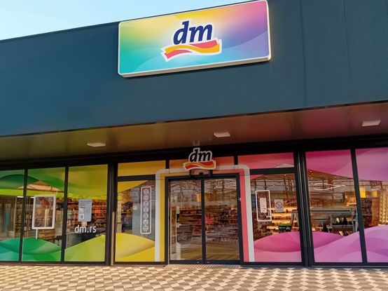 Moderna fasada dm prodavnice