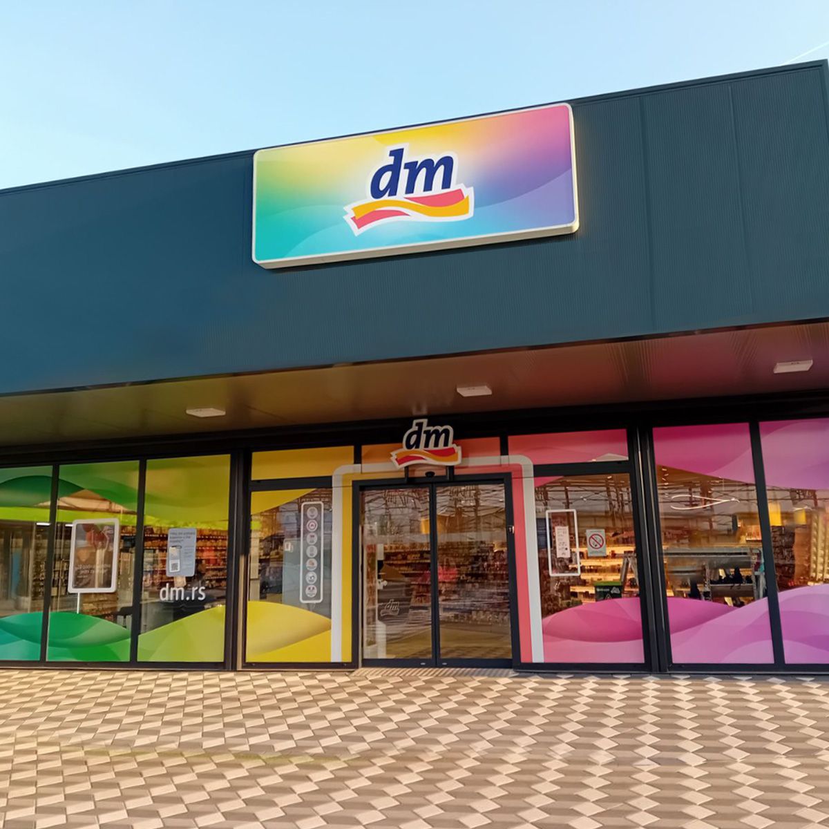 Moderna fasada dm prodavnice