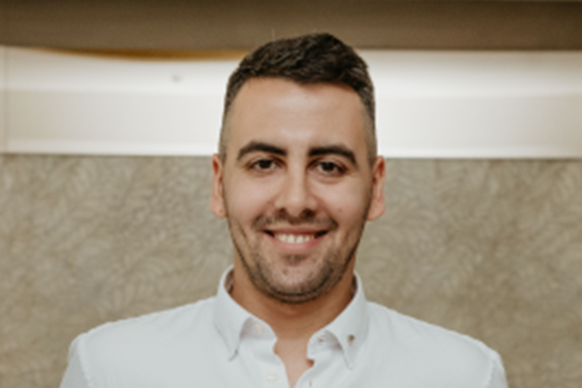 Kolega u rukama drži diplomu