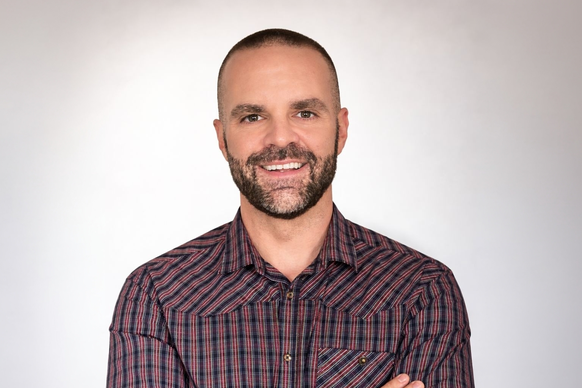 Kolega se smeje i gleda u kameru