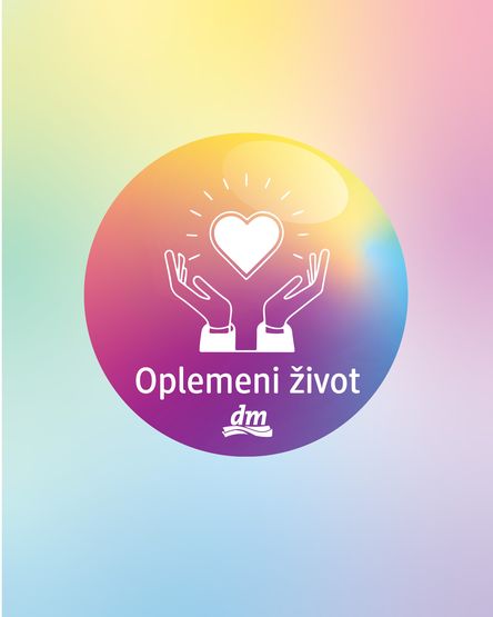Ruke koje drže srce sa tekstom Oplemeni život i logom dm-a ispod