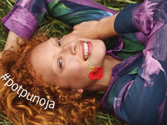 Žena sa cvetom na vizualu projekta potpuno ja