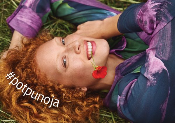 Žena sa cvetom na vizualu projekta potpuno ja