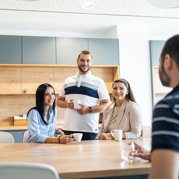 Koleginice i kolege u dialogicumu u neformalnom razgovoru u kuhinji