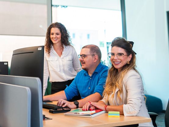 Kolega i dve koleginice rade zajedno na računaru