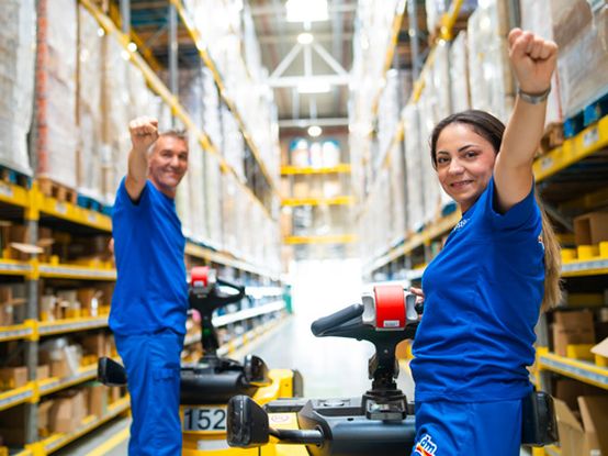 Koleginica i kolega voze paletar