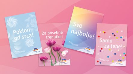 četiri dm poklon kartice različitog dizajna i paterna na roze pozadini