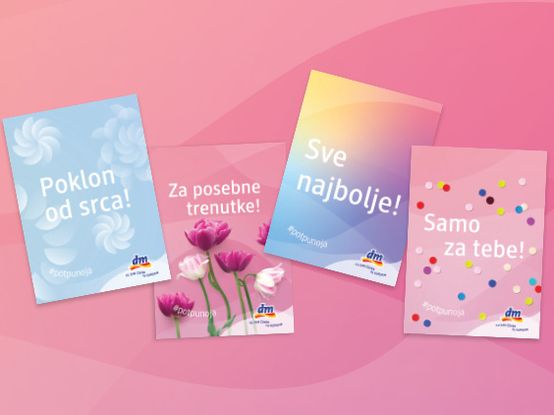 četiri dm poklon kartice različitog dizajna i paterna na roze pozadini